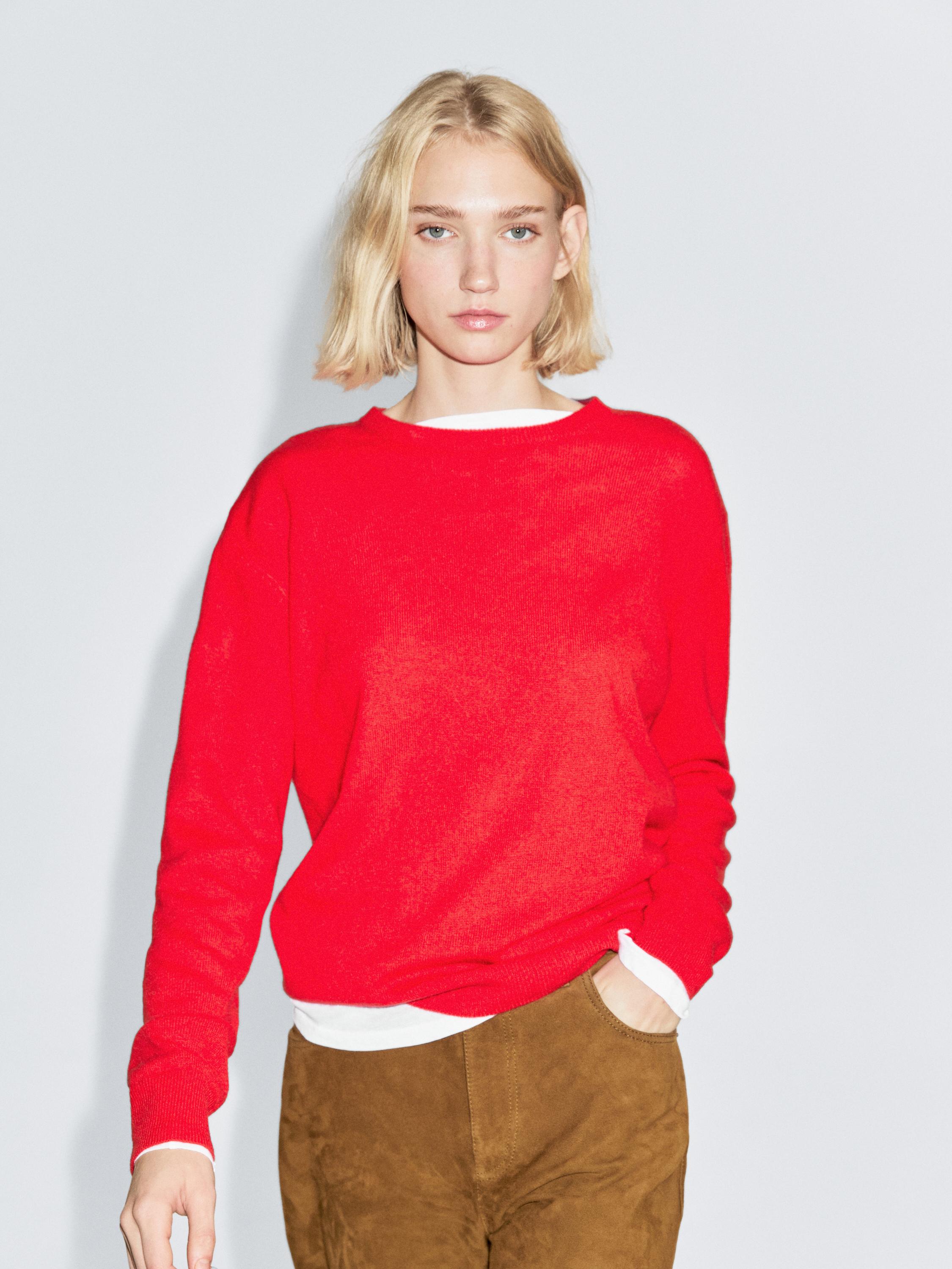 Cashmere knit sweater with a crew neck